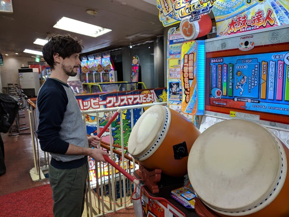 Playing Taiko no Tatsujin in a Japanese arcade